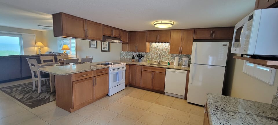Kitchen - Fully stocked kitchen with any appliance, pot or pan, you could need!