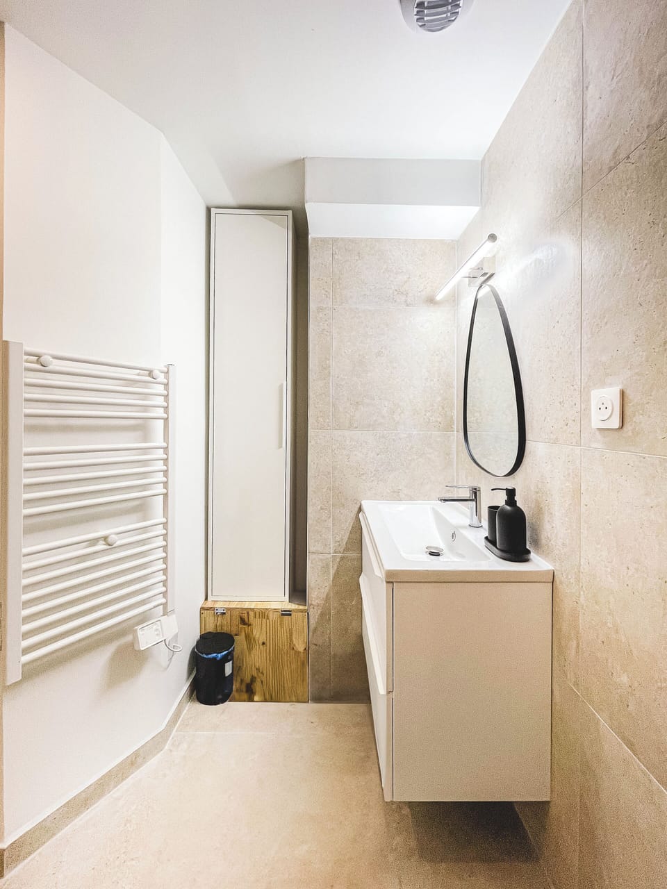 Shared bathroom cleaned daily (4)