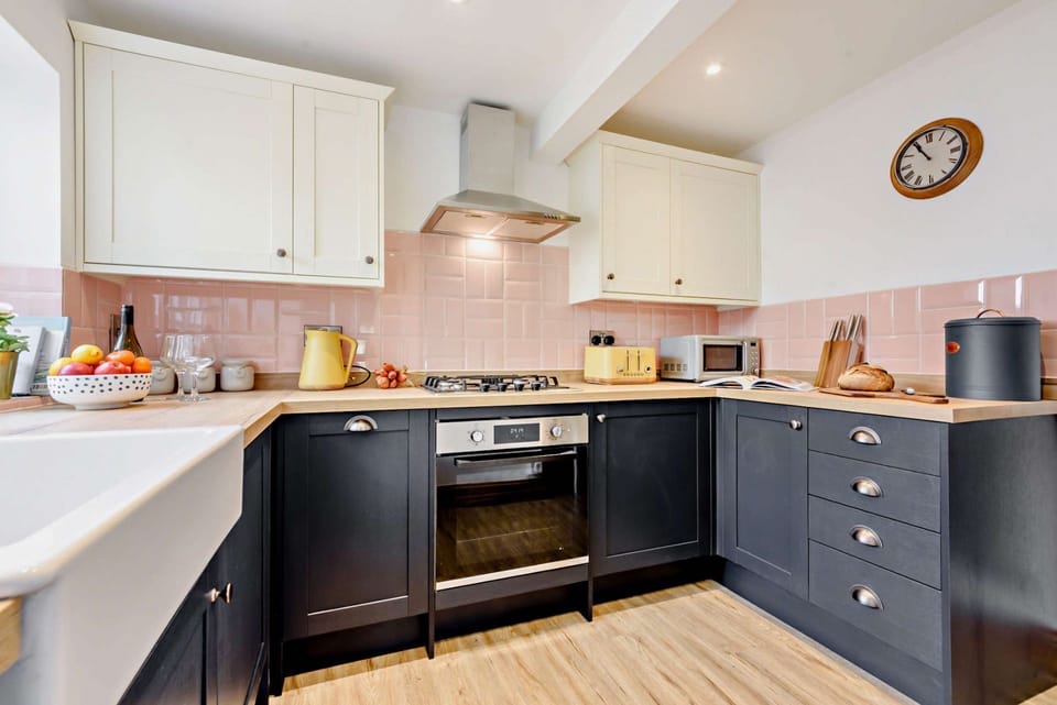 Wren Cottage Kitchen - StayCotswold