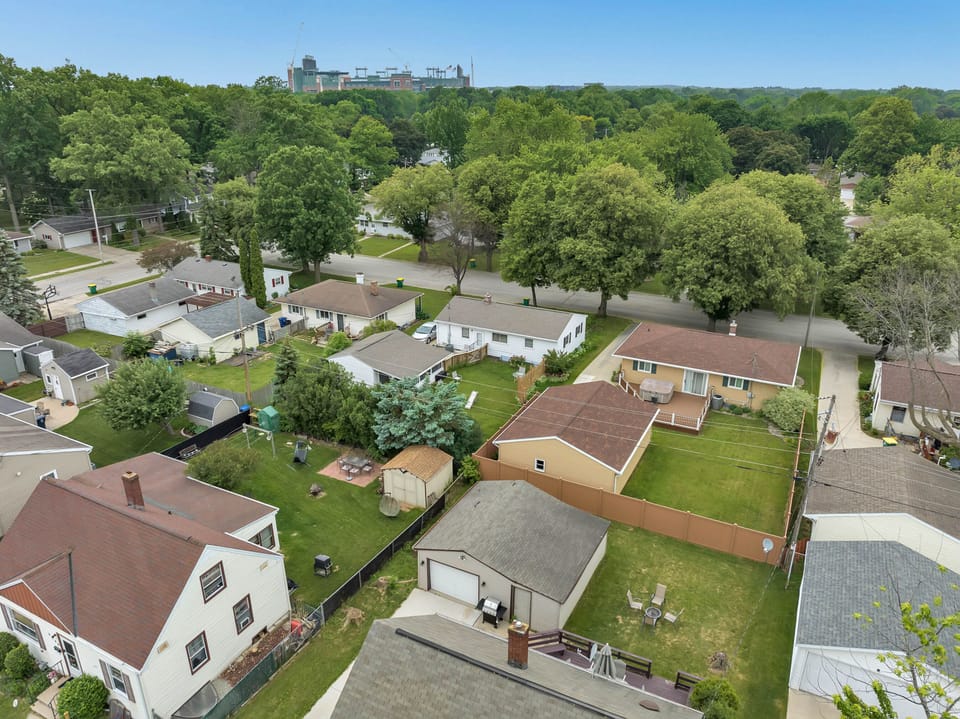 Less than 1 mile from Lambeau Field and all that Green Bay has to offer. 