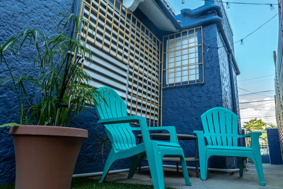 Side yard: seating area 1
