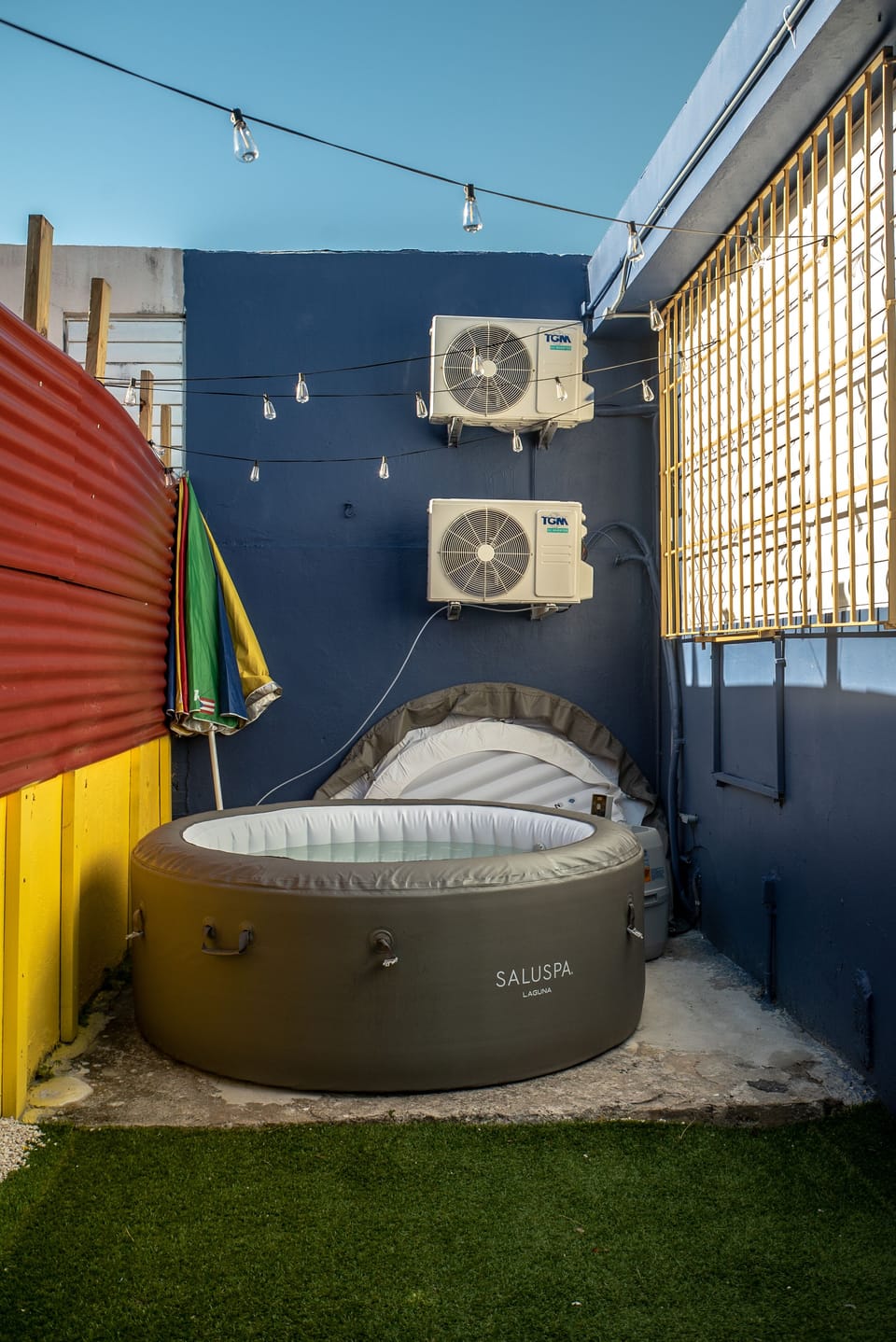 Side Yard: Hot tub