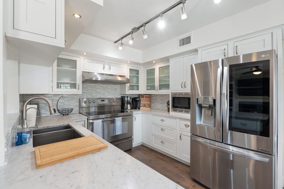 Cook a drool-worthy dinner on the 36" range with double ovens.
