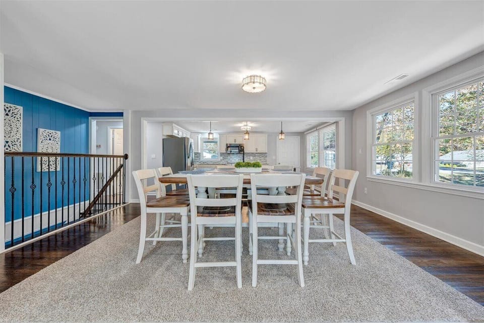 Kitchen dining area