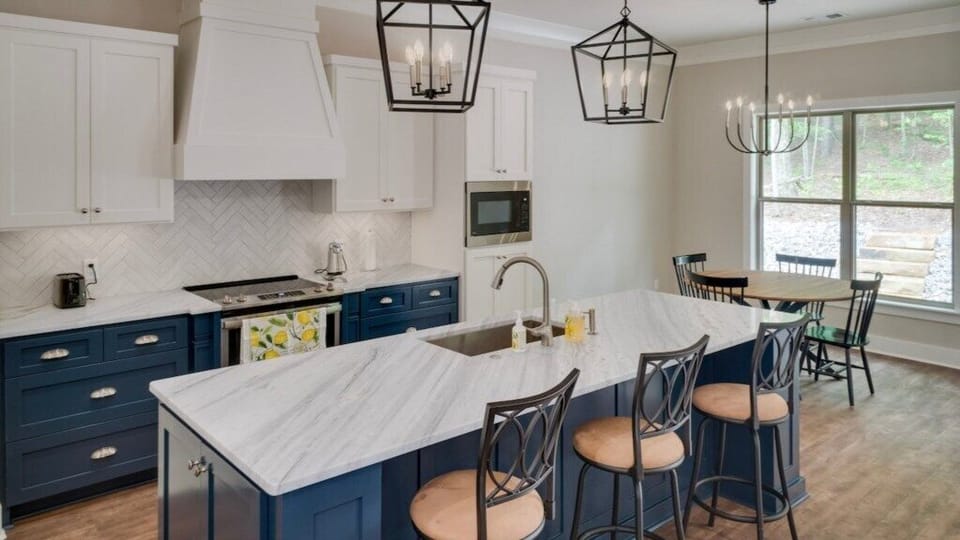 Beautiful Kitchen w/Breakfast Nook