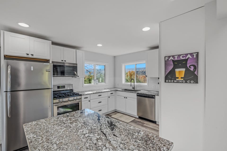 Full appliance kitchen