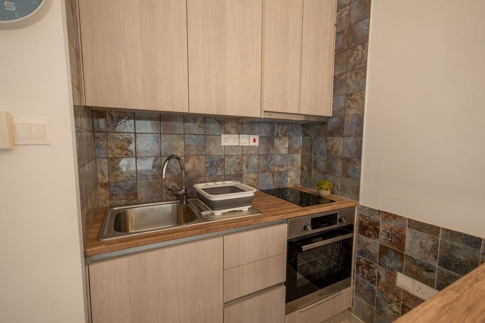 Kitchen and appliances (oven, stove, sink, coffee machine)