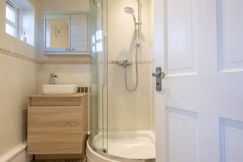 First floor: En-suite shower room