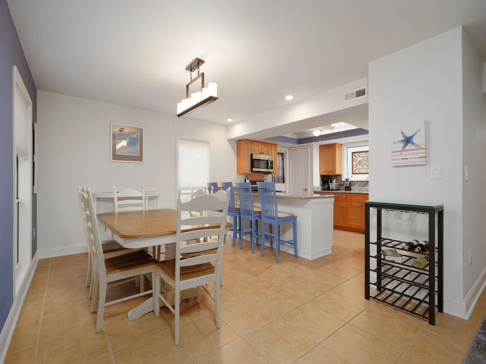 Dining Area, Seating for Six at the Table and Seating for Four at the Breakfast Bar