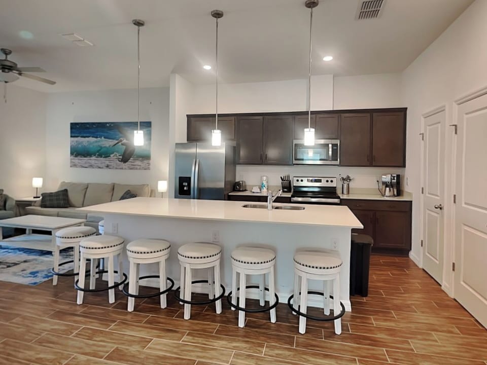 Fully Equipped Kitchen with Breakfast Bar