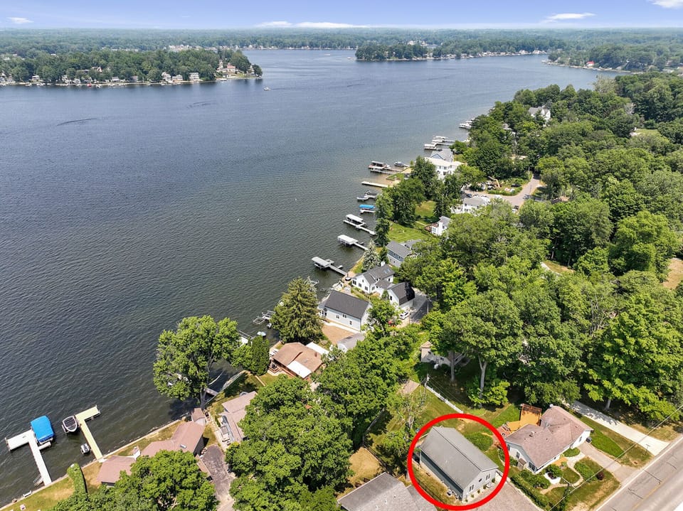The Bluff House is perfectly positioned for a great getaway to the lake.
