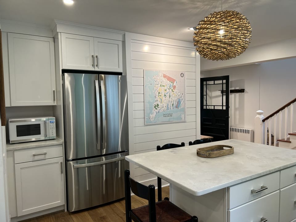 Kitchen with counter eating area