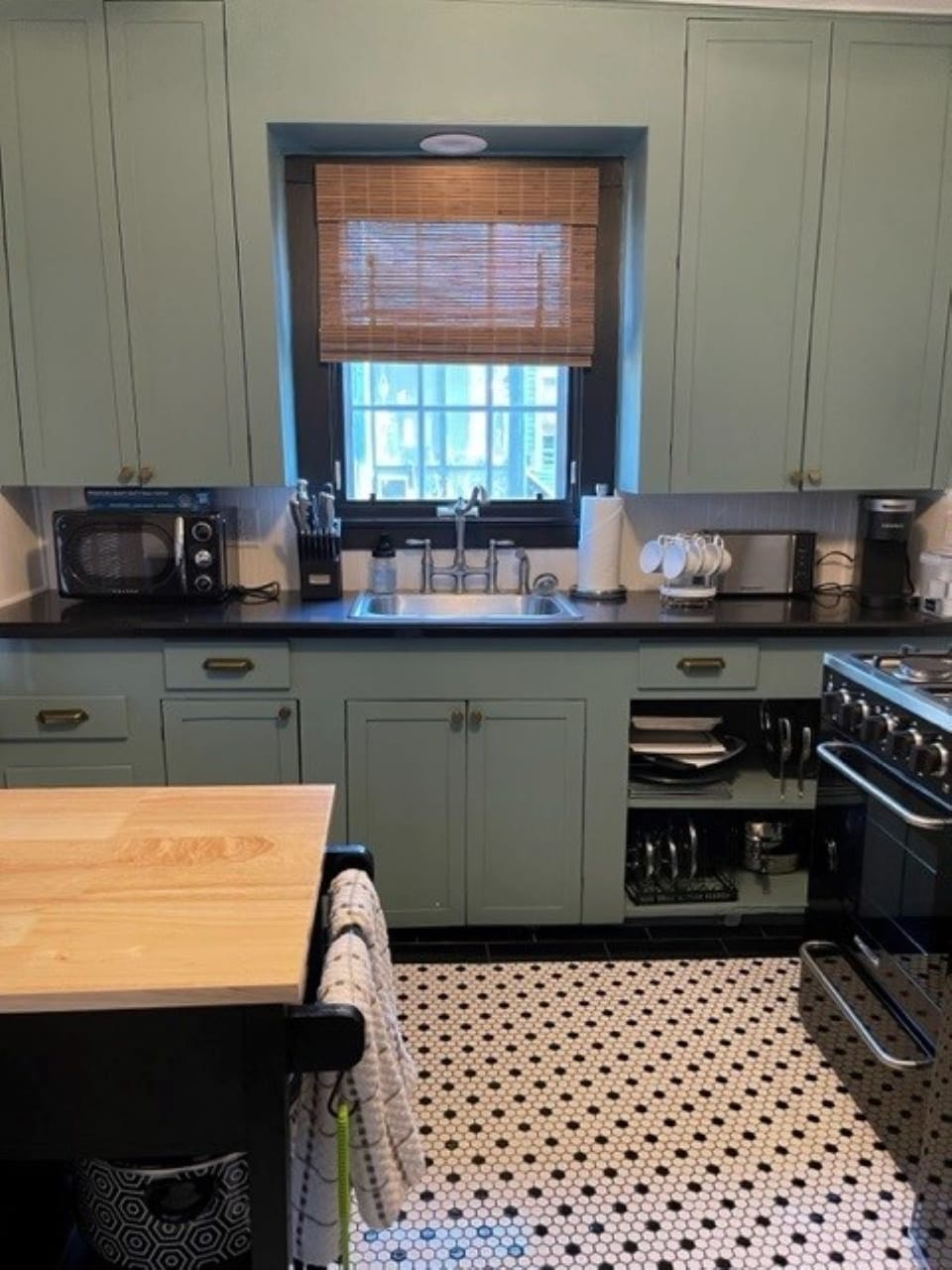 Kitchen with everything you need to cook (gas stove), have tea, Keurig coffee. 