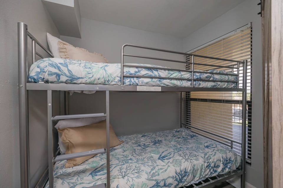 Bonus sleeping area w/ 2 twin beds