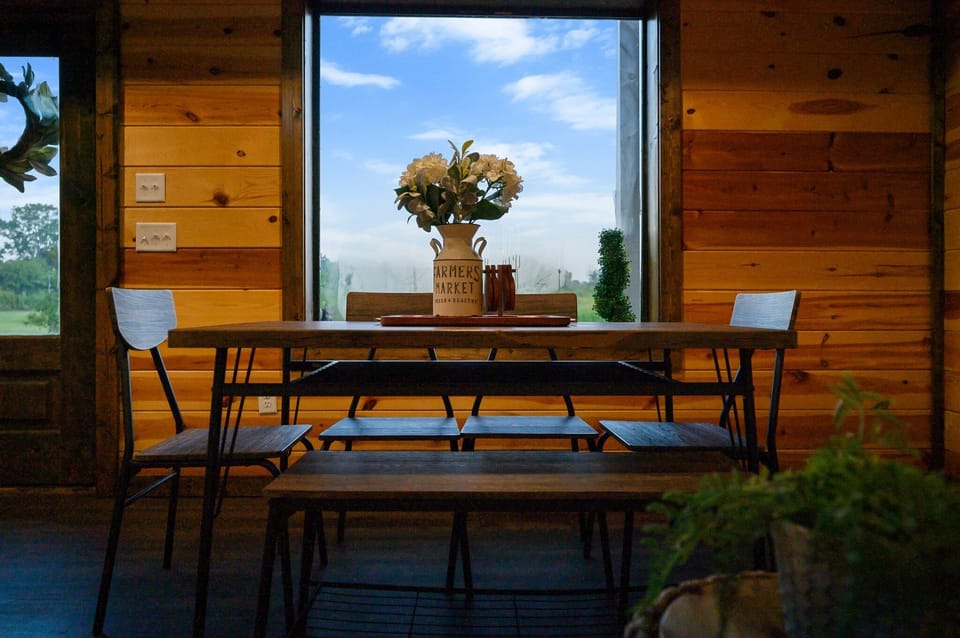 DINING AREA | Comfortably seats 6
