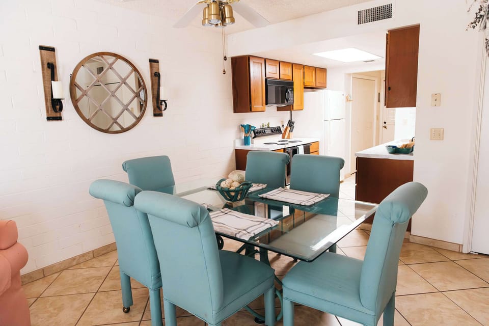 Dining with room for 6 at the table