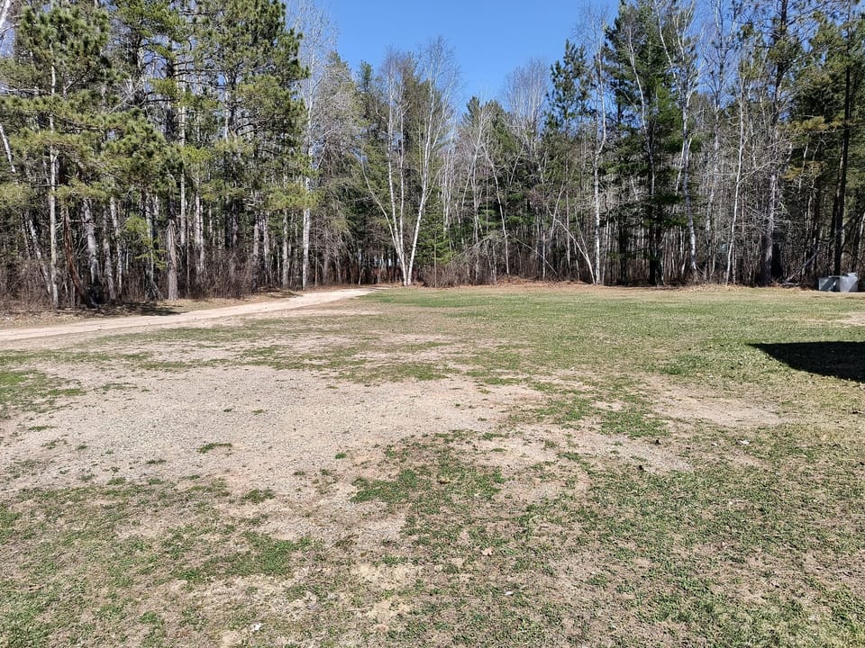 Plenty of parking area for boats/trailers or wheelers!