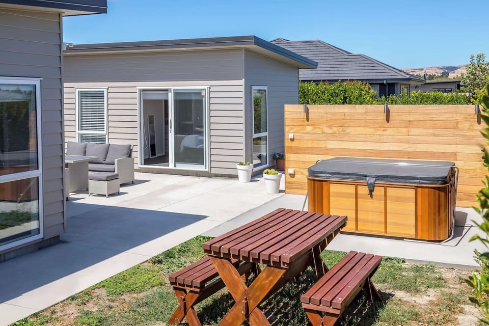 Sitting area + spa to the outdoor area