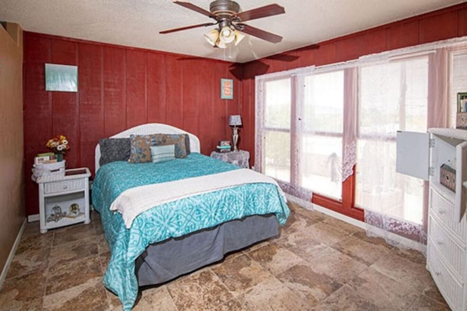 Bedroom 2 with a Queen Size Bed in loft 2