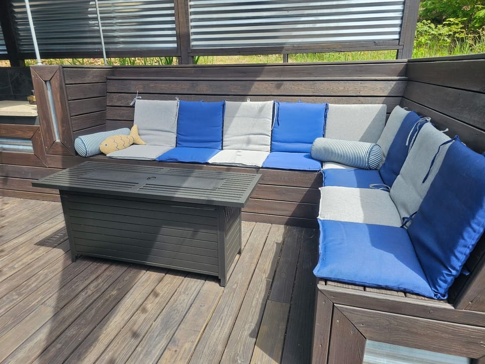 Back patio seating w/ firetable 