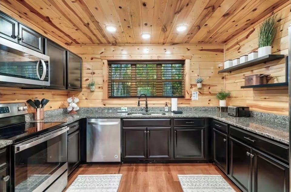 SPACIOUS kitchen, a home chefs DREAM!!