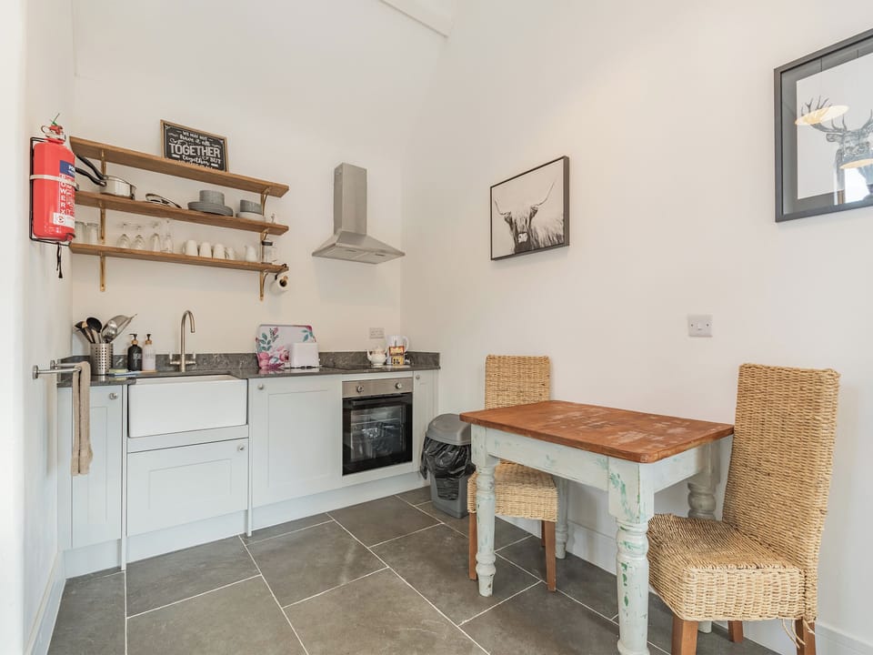 Kitchen/diner | The Red Rooster - Milton End Farm Barns, Arlingham, near Frampton-on-Severn