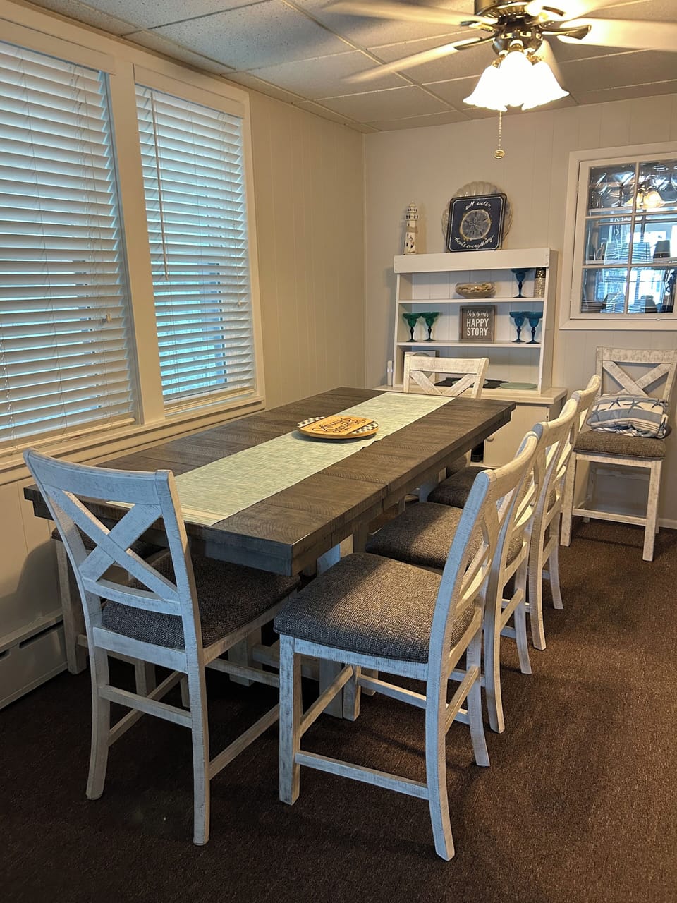 Dining room sits 8/10 ppl