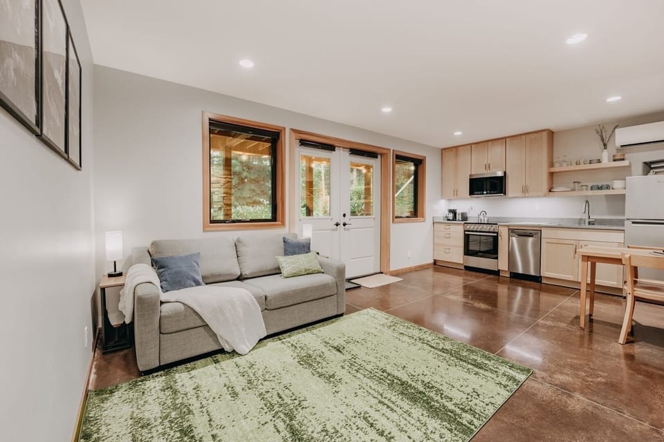 Home Decor, Indoors, Rug, Floor, Couch