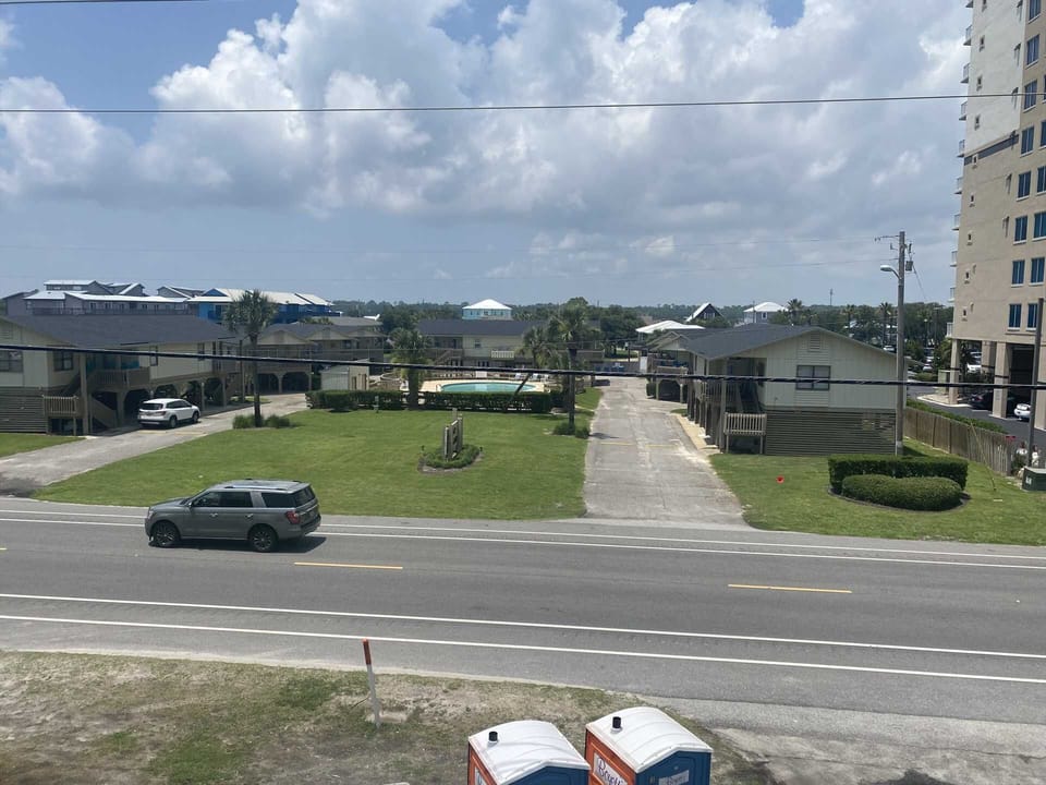 Another pool is right across the street.