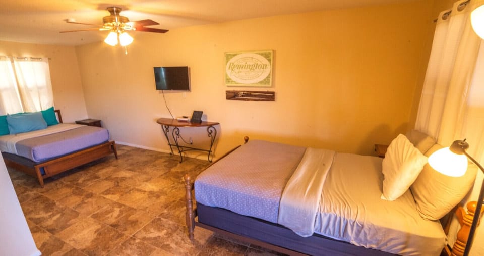 2 Queen beds in loft 1