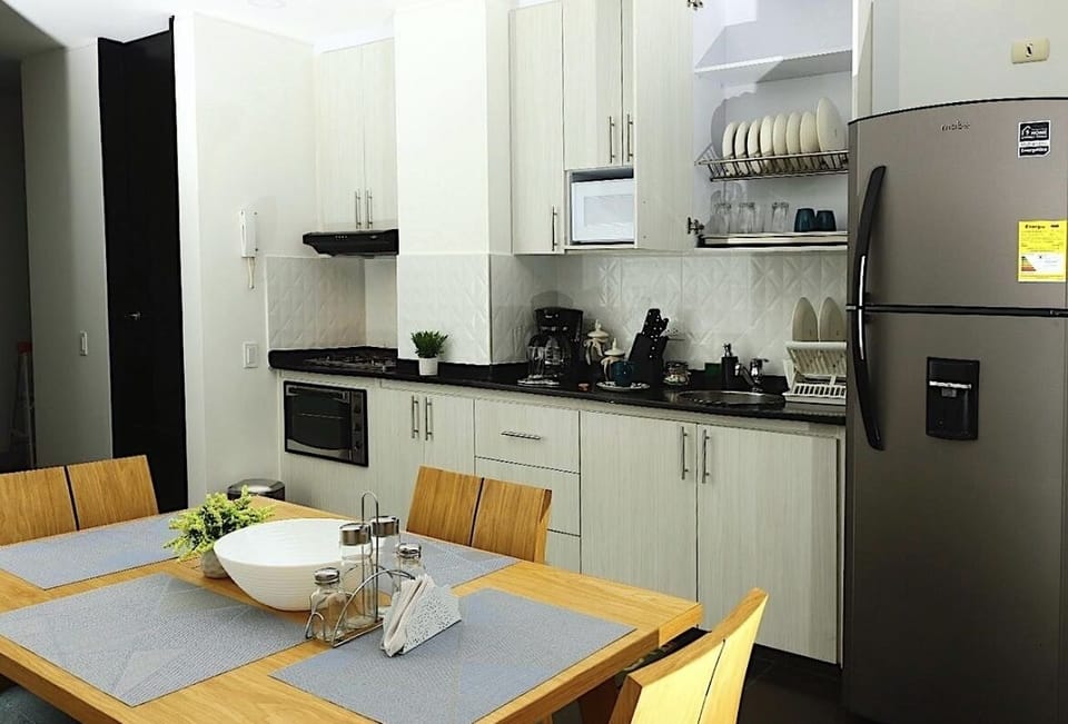 Dining Table & Kitchen 