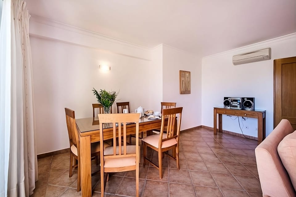 Host relaxed family dinners at the warm, welcoming table.