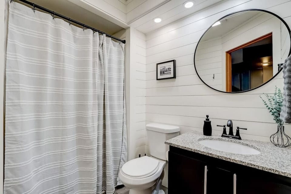 Lower level full bath