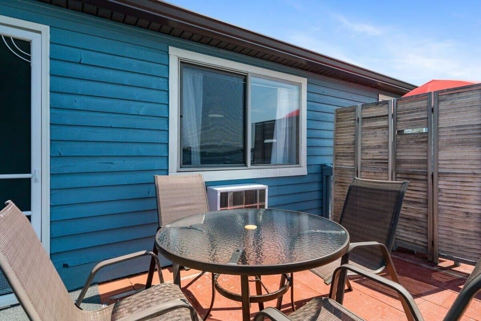 Unit 2: Upper balcony with seating for 4!