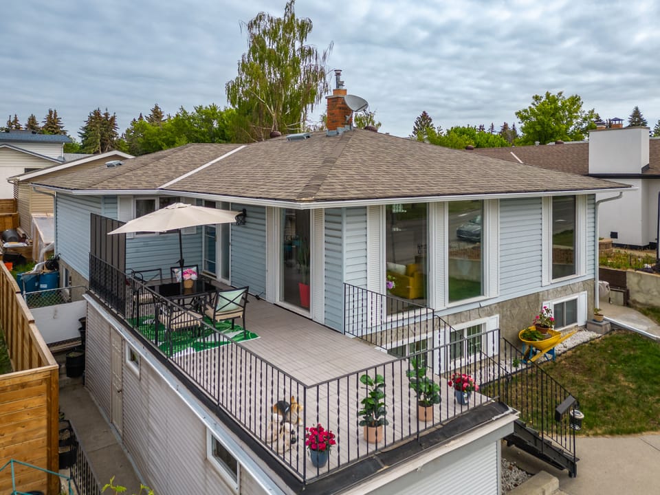 Luxury Oasis in Northwest Calgary. Beautifully renovated and upgraded house in Brentwood. Entire upper level with private entry and central air conditioning. 3 bedrooms, 2 bathrooms, front patio with mountain and park view, backyard with multi-level deck offering natural gas BBQ and lots of green spaces great for families. Nestled in a very quiet and convenient street, across f...