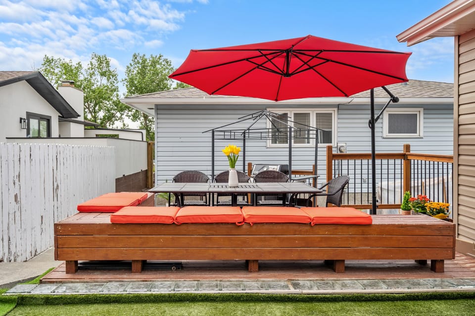 Luxury Oasis in Northwest Calgary. Beautifully renovated and upgraded house in Brentwood. Entire upper level with private entry and central air conditioning. 3 bedrooms, 2 bathrooms, front patio with mountain and park view, backyard with multi-level deck offering natural gas BBQ and lots of green spaces great for families. Nestled in a very quiet and convenient street, across f...