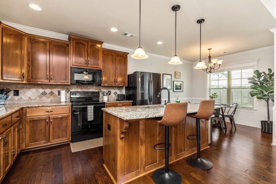 Fully Stocked Kitchen / Dining Room Combo