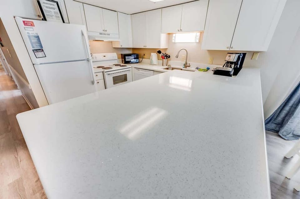 Large Kitchen Area, Fully Sized Appliances