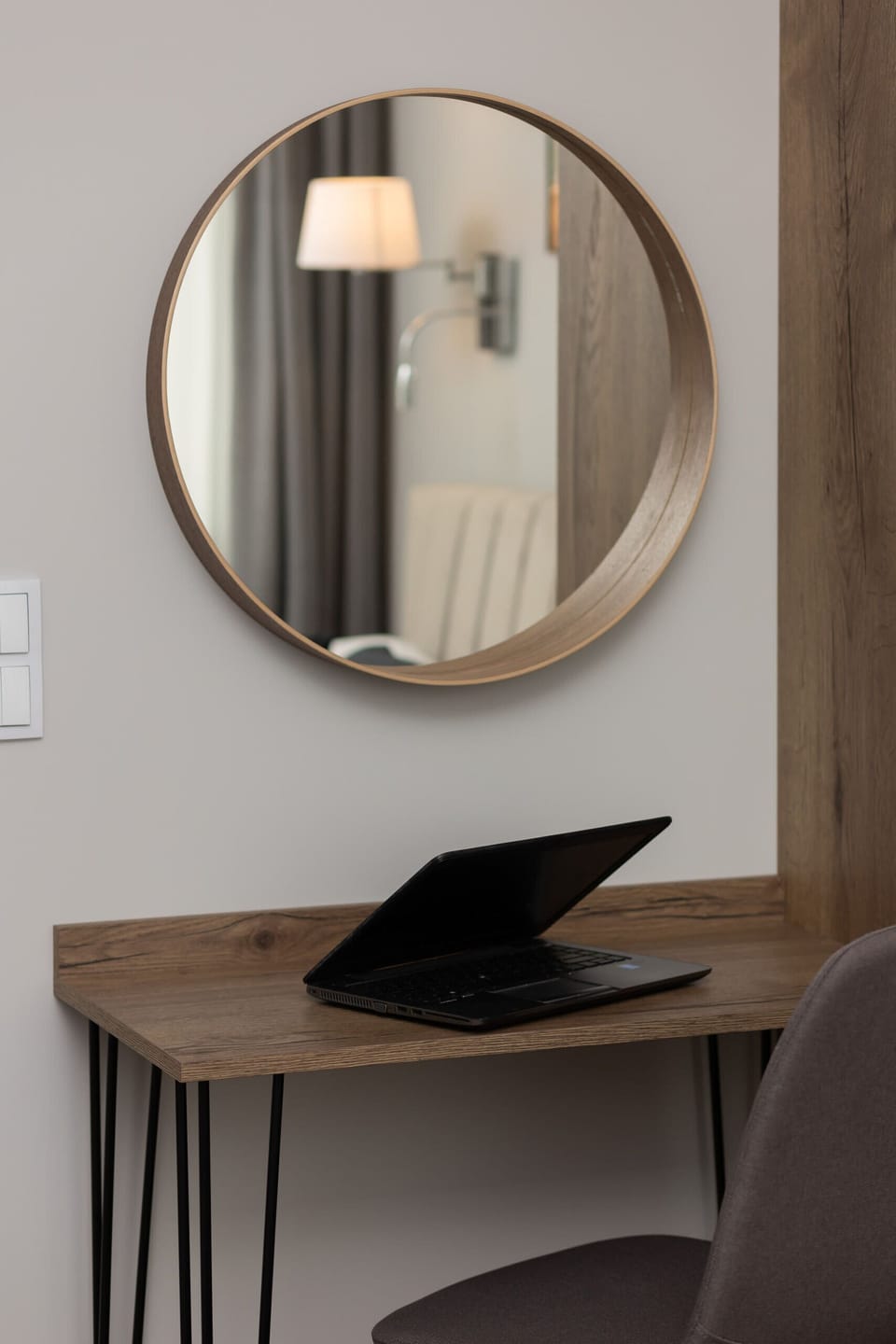 Close-up of a desk and comfortable chair that provides a comfortable place to work or study in front of a computer.