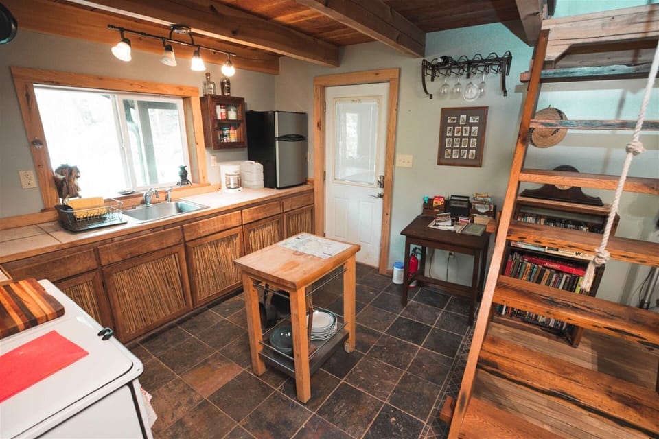 A view of the cozy kitchen