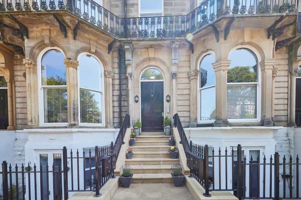 Brooklands Timless, Scarborough - Host & Stay