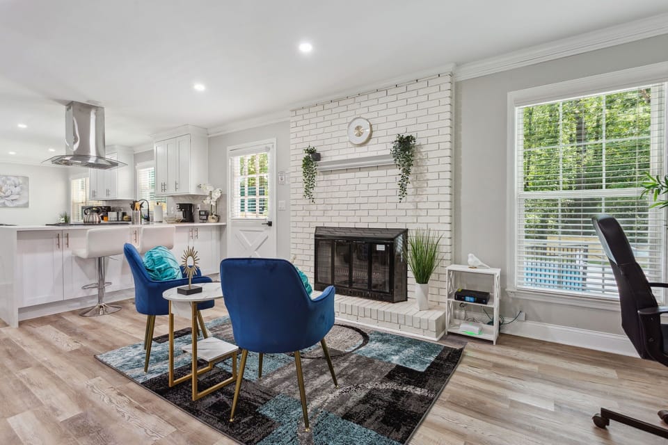 Reading Nook - Main Level (fireplace just decorative)