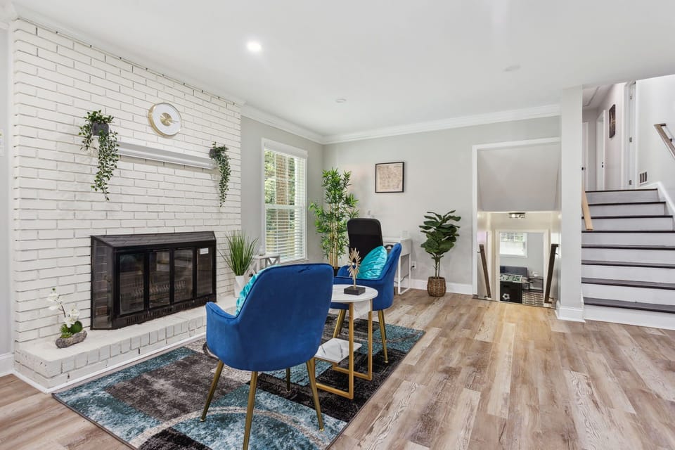 Reading Nook - Main Level (fireplace just decorative)