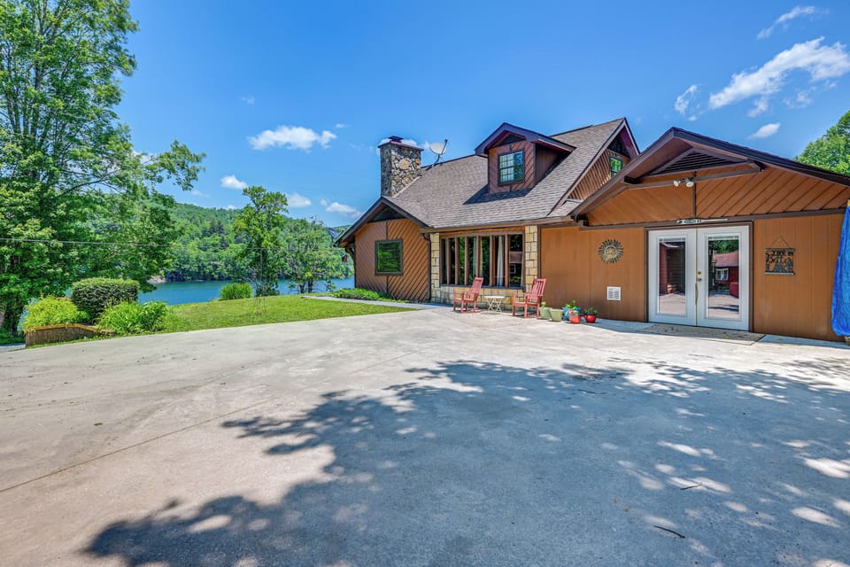 Topton Vacation Rental | 3BR | 2BA | 3,700 Sq Ft | Step-Free Entry