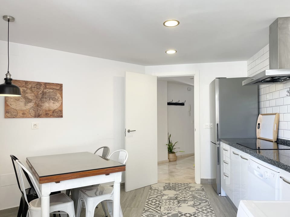 Modern and beautiful kitchen, with table for 4 people, stove, dishwasher, fridge with access to the living room