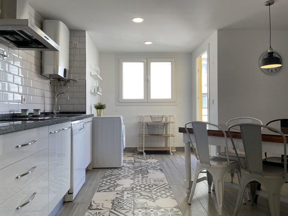 Comfortable and functional kitchen with dining table for 4 people, with dishwasher, dishwasher, washing clothes and access to the terrace