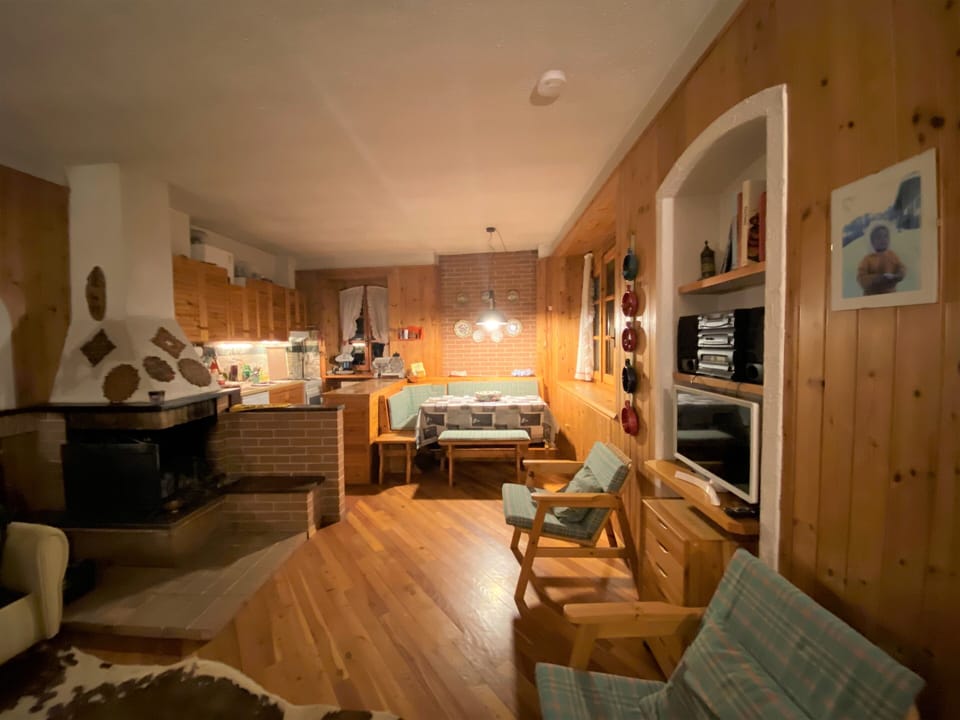 Living room at first floor, Smart TV, Wifi and Fireplace