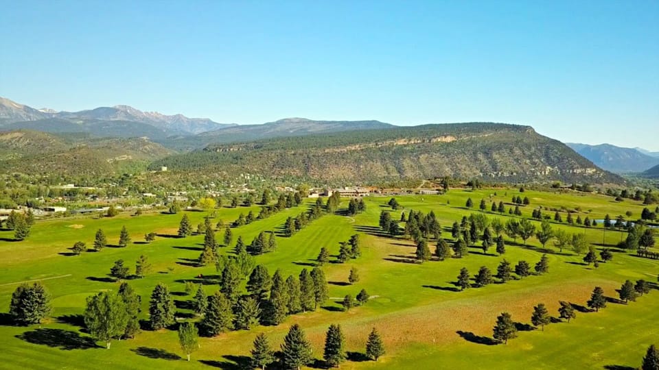 Hillcrest Golf Club - 8 min drive