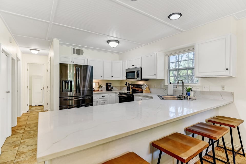 Beautifully updated kitchen w/ bianco romano granite countertops