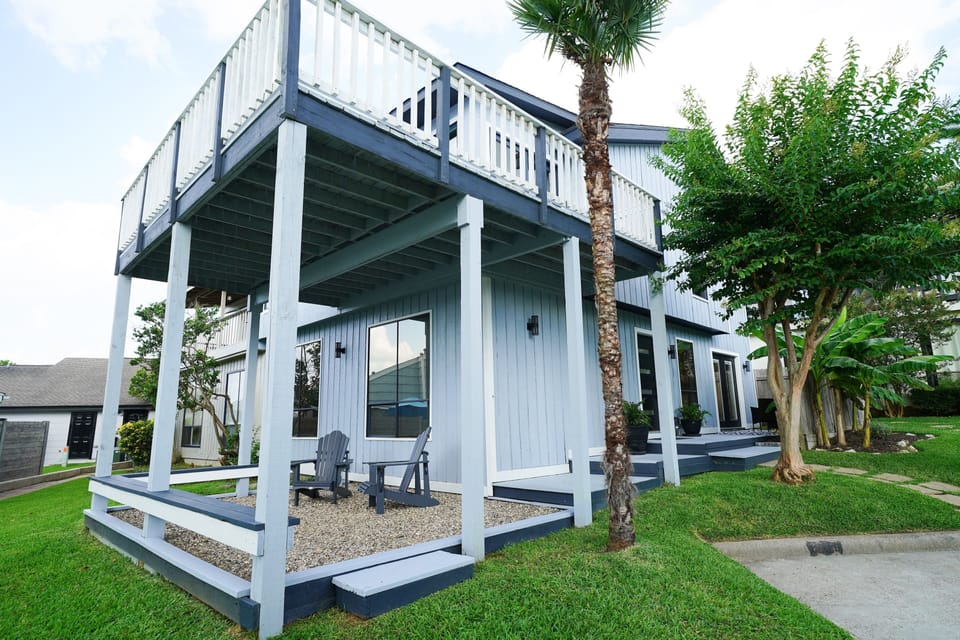 2 story townhome with upper and lower deck areas to enjoy the lake views.